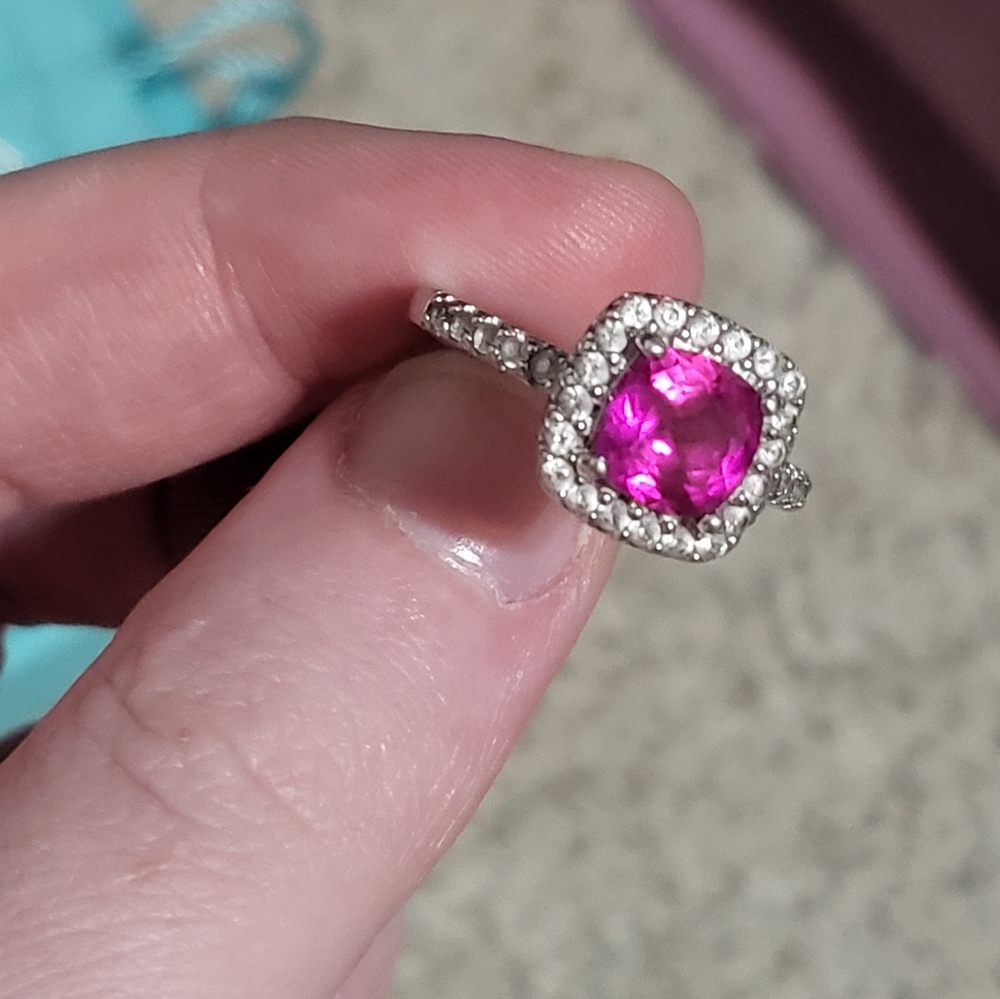 Ruby ring with diamond chips - Picture 3 of 9